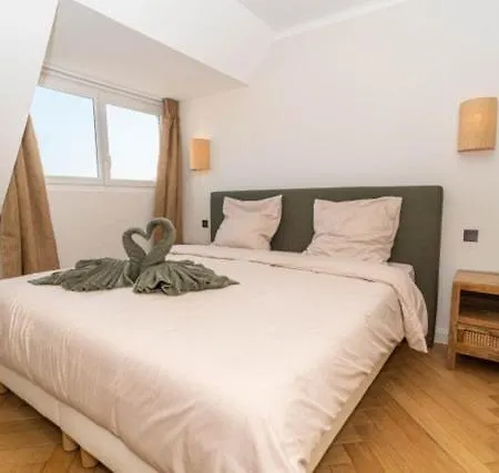 L'elegance - Awesome 1 Bedroom, Terrace Apartment